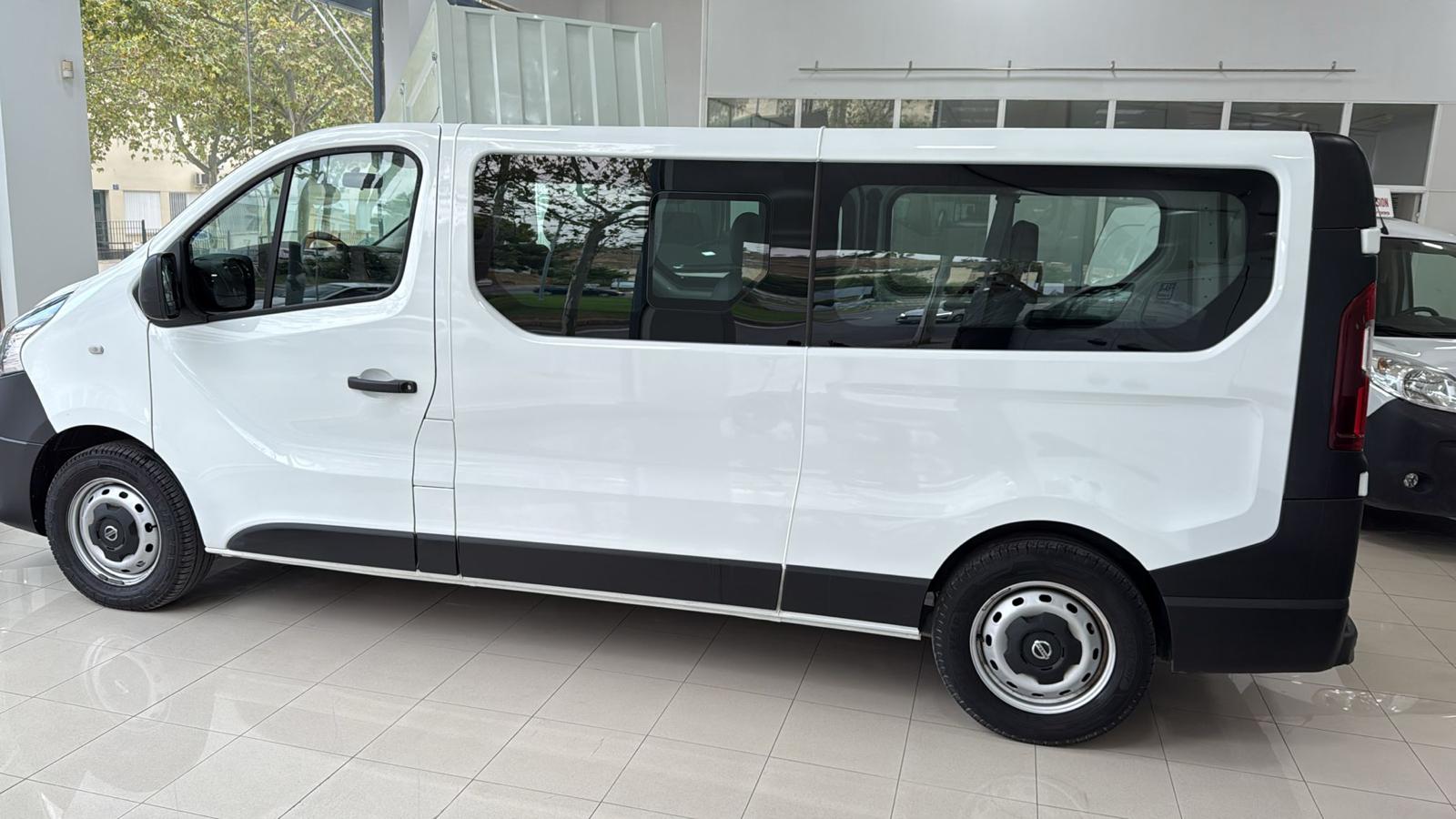 Nissan NV300 Combi 9